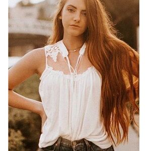 Sleeveless White Lace Trim Women's Top